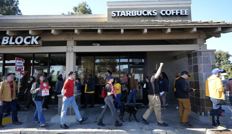 Απεργία εργαζομένων της Starbucks σε περισσότερα από 300 καταστήματα στις ΗΠΑ την παραμονή Χριστουγέννων