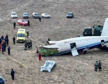 Αεροσκάφος της εταιρείας Azerbaijan Airlines με 67 επιβαίνοντες έπεσε στο Καζακστάν – Σε 25 ανέρχονται οι επιζώντες