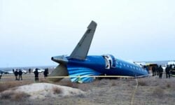 «Το αεροσκάφος της Azerbaijan Airlines αποφάσισε να παρεκκλίνει του αρχικού του προορισμού λόγω πυκνής ομίχλης» λέει η ρωσική υπηρεσία πολιτικής αεροπορίας