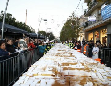 Βασιλόπιτα για ρεκόρ Γκίνες στο Περιστέρι: Ζύγιζε 10 τόνους και ξεπέρασε τα 70.000 κομμάτια