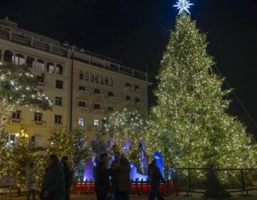 Θεσσαλονίκη: Περίπου 6.000 χριστουγεννιάτικα δέντρα εκτιμάται πως θα ανακυκλωθούν από τις 8 Ιανουαρίου