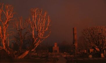 «Κόλαση» από τις φωτιές στο Λος Άντζελες: Πέντε νεκροί, χιλιάδες ξεσπιτωμένοι, καμένες βίλες διασήμων