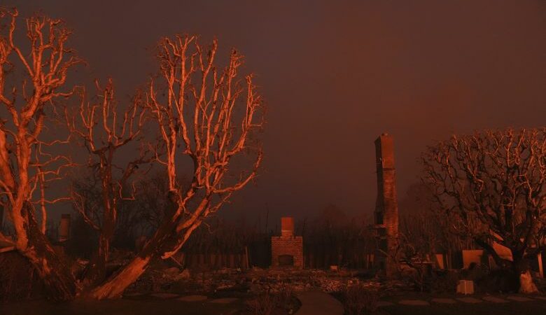 «Κόλαση» από τις φωτιές στο Λος Άντζελες: Πέντε νεκροί, χιλιάδες ξεσπιτωμένοι, καμένες βίλες διασήμων