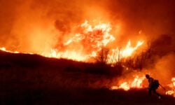 Νέα πυρκαγιά εξαπλώνεται με τρομακτική ταχύτητα βόρεια του Λος Άντζελες – Το μέτωπο εκτείνεται σε περιοχή πάνω από 20.000 στρέμματα