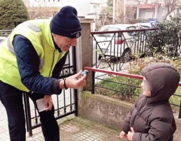 Ένα μικρό αγοράκι στις Σέρρες έχασε το αυτοκινητάκι του και κάλεσε την Αστυνομία