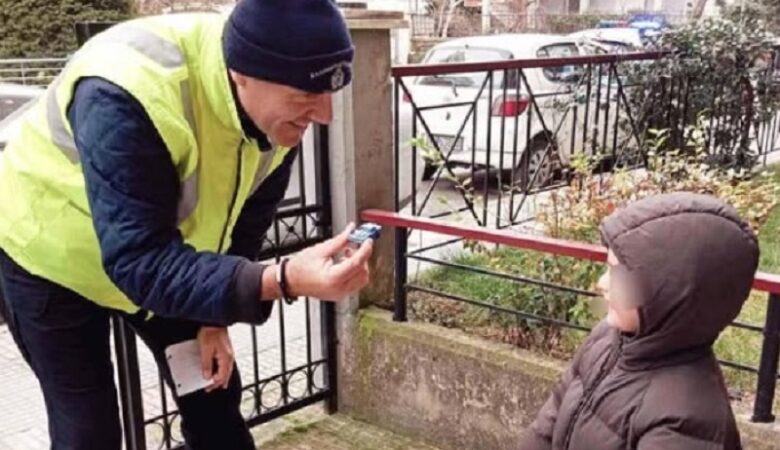 Ένα μικρό αγοράκι στις Σέρρες έχασε το αυτοκινητάκι του και κάλεσε την Αστυνομία