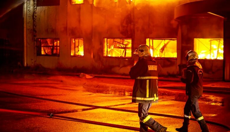 Κάηκε ολοσχερώς το εργοστάσιο της «Καραμολέγκος» στο Κορωπί – Τι αναφέρει η εταιρεία