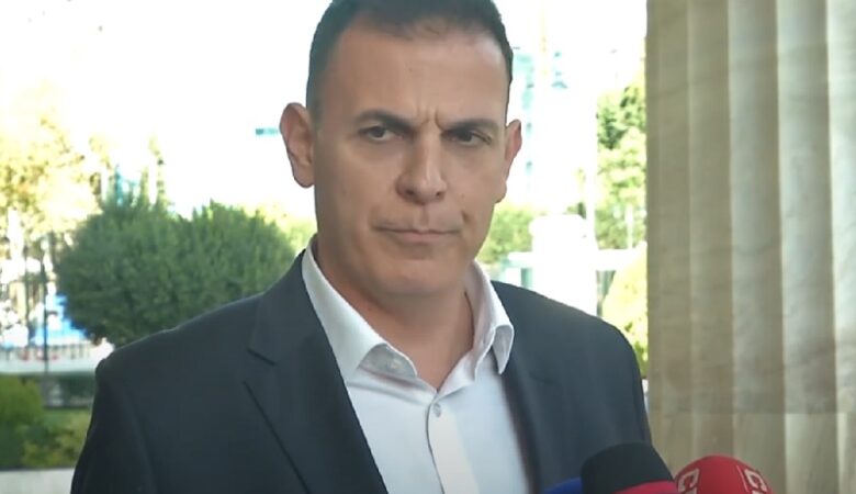 Καραμέρος: «Το σόου του Άδωνι Γεωργιάδη στο φαρμακείο του ΕΟΠΥΥ ξεπερνάει τα όρια του λαϊκισμού και φτάνει στο όριο της γελοιοποίησης»