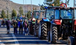 Στήθηκαν τα πρώτα μπλόκα των αγροτών στις εθνικές οδούς σε Θεσσαλία και βόρεια Ελλάδα