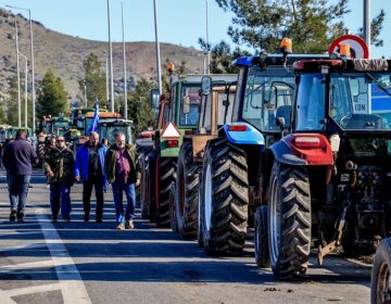 Στήθηκαν τα πρώτα μπλόκα των αγροτών στις εθνικές οδούς σε Θεσσαλία και βόρεια Ελλάδα