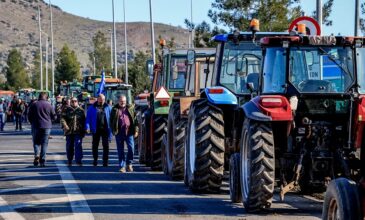 Στήθηκαν τα πρώτα μπλόκα των αγροτών στις εθνικές οδούς σε Θεσσαλία και βόρεια Ελλάδα