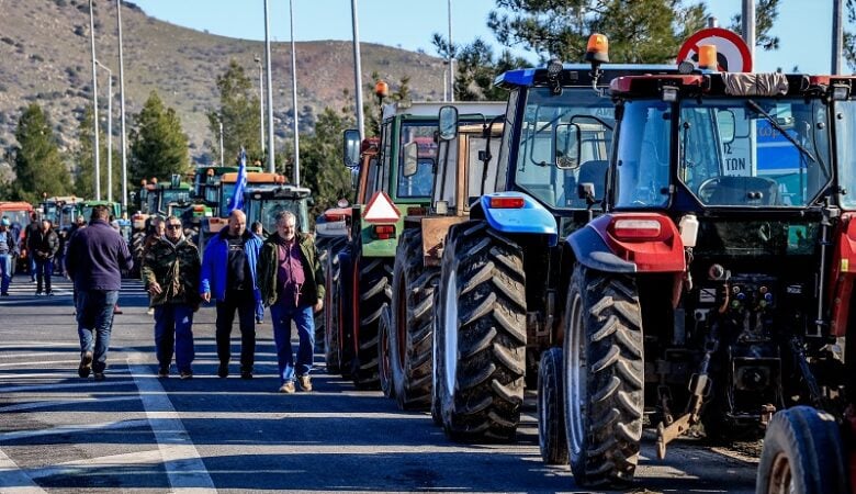 Στήθηκαν τα πρώτα μπλόκα των αγροτών στις εθνικές οδούς σε Θεσσαλία και βόρεια Ελλάδα