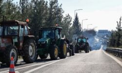 Παραμένουν στο κόμβο της Γυρτώνης με τα τρακτέρ τους οι αγρότες της Λάρισας