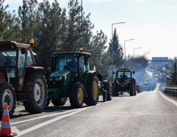 Κλιμακώνουν τις κινητοποιήσεις τους οι αγρότες: Βγήκαν και στον κόμβο Μαλγάρων με τα τρακτέρ