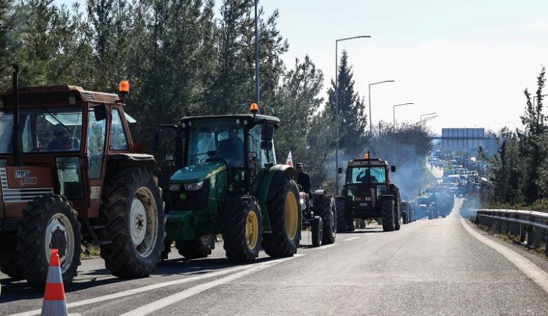 Παραμένουν στο κόμβο της Γυρτώνης με τα τρακτέρ τους οι αγρότες της Λάρισας