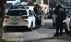 Μία 75χρονη «παγίδεψε» δύο άτομα που αποπειράθηκαν να την εξαπατήσουν