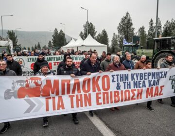 Σε ωριαίο αποκλεισμό της εθνικής οδού προχώρησαν οι αγρότες της Λάρισας