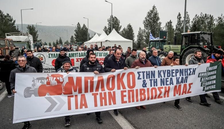 Σε ωριαίο αποκλεισμό της εθνικής οδού προχώρησαν οι αγρότες της Λάρισας