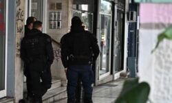 Τραγωδία στα Εξάρχεια: Νεκρός εντοπίστηκε ένας 98χρονος μέσα στο σπίτι του – Η κόρη του ισχυρίζεται ότι τον σκότωσε