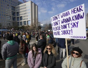 Σερβία: Η πόλη του Νόβι Σαντ παραμένει αποκλεισμένη από τους φοιτητές – Συμπληρώθηκαν τρεις μήνες από το δυστύχημα στον σιδηροδρομικό σταθμό που στοίχισε την ζωή σε 15 ανθρώπους