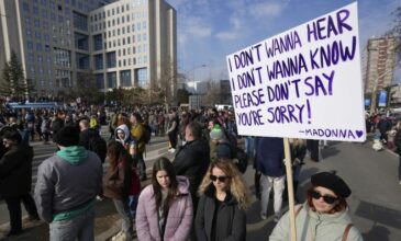 Σερβία: Η πόλη του Νόβι Σαντ παραμένει αποκλεισμένη από τους φοιτητές – Συμπληρώθηκαν τρεις μήνες από το δυστύχημα στον σιδηροδρομικό σταθμό που στοίχισε την ζωή σε 15 ανθρώπους