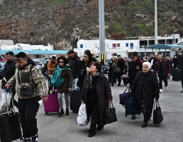 «Νιώθουμε τη γη να τρέμει» – Πώς βιώνουν την κατάσταση με τις συνεχείς δονήσεις οι κάτοικοι της Σαντορίνης