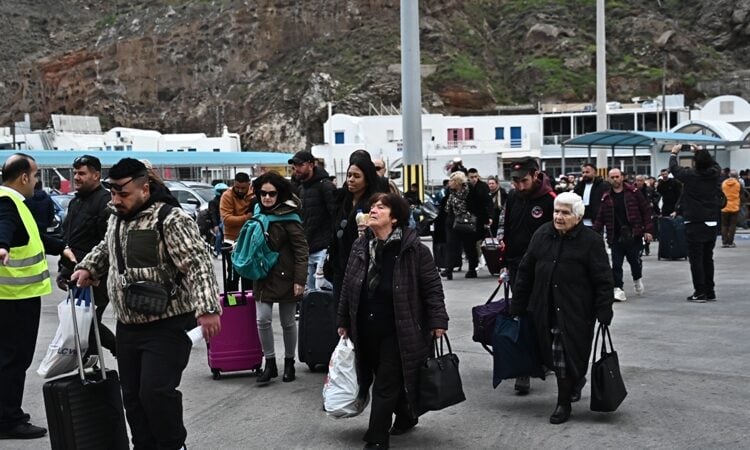 «Νιώθουμε τη γη να τρέμει» – Πώς βιώνουν την κατάσταση με τις συνεχείς δονήσεις οι κάτοικοι της Σαντορίνης