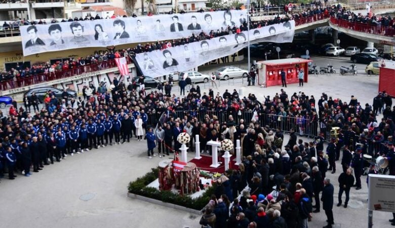 44 χρόνια από την τραγωδία της «Θύρας 7» – Σε κλίμα βαθιάς συγκίνησης πραγματοποιήθηκε το ετήσιο μνημόσυνο για τα θύματα