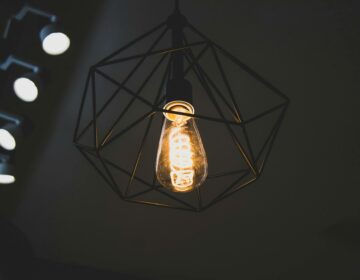 Τι κάνει ένα σπίτι ζεστό και φιλόξενο; Δεν είναι μόνο οι διακοσμήσεις, αλλά κυρίως ο σωστός φωτισμός!