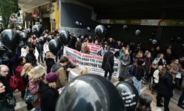 Απεργιακή συγκέντρωση υγειονομικών μπροστά από το υπουργείο Υγείας