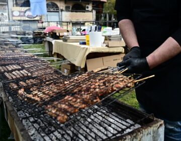Οι Έλληνες γλεντούν παρά το τσουχτερό κρύο και «τιμούν» την Τσικνοπέμπτη
