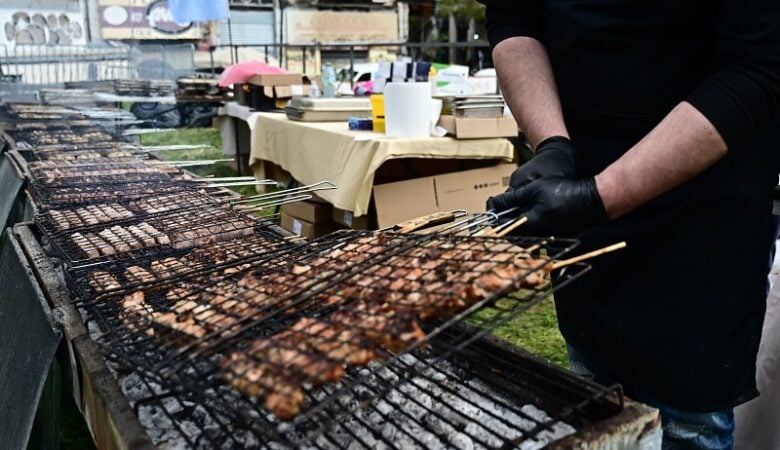 Οι Έλληνες γλεντούν παρά το τσουχτερό κρύο και «τιμούν» την Τσικνοπέμπτη