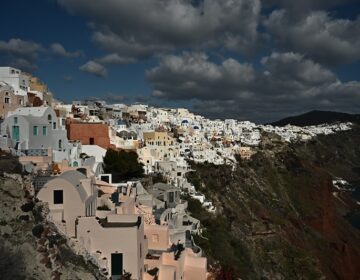 Ειδικοί στη Σαντορίνη για τις κατολισθήσεις – Ποιες περιοχές μπαίνουν στο «μικροσκόπιο»