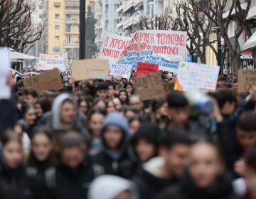 Σε κλοιό κινητοποιήσεων για τα Τέμπη η χώρα την Παρασκευή – Πώς θα κινηθούν τα μέσα μεταφοράς