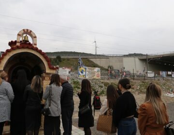 Τραγωδία στα Τέμπη: Τρισάγιο στις 12:00 στη μνήμη των θυμάτων στο σημείο του δυστυχήματος