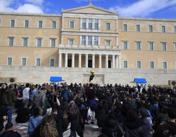 Εκατοντάδες διαδηλωτές επέστρεψαν στο Σύνταγμα μετά τα επεισόδια