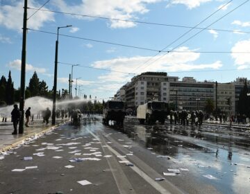 Η Αστυνομία διέλυσε με «Αύρες» τους διαδηλωτές που παρέμεναν μπροστά στη Βουλή