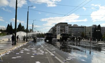 Η Αστυνομία διέλυσε με «Αύρες» τους διαδηλωτές που παρέμεναν μπροστά στη Βουλή