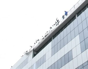 Μέλη του Ρουβίκωνα ανήρτησαν πανό στην ταράτσα των γραφείων της Hellenic Train