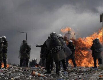 Επεισόδια στο Σύνταγμα: Για «Fake news» που ταυτίζουν αστυνομικούς με κουκουλοφόρους κάνει λόγο η ΕΛ.ΑΣ. – Η απάντηση στις καταγγελίες