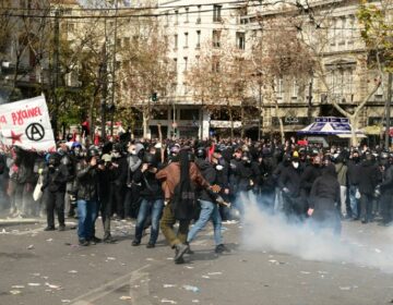 Επεισόδια στο Σύνταγμα: «Το επιχειρησιακό σχέδιο της ΕΛ.ΑΣ. απέτυχε» λέει ο Καλλιακμάνης