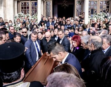 Το τελευταίο «αντίο» στον Μανώλη Λιδάκη είπε η Κρήτη – Αποχαιρετισμός με τραγούδια από συγγενείς και φίλους