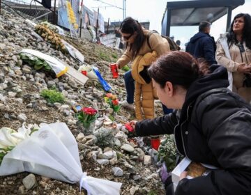 Θεσσαλονίκη: Θεία Λειτουργία στη μνήμη των θυμάτων των Τεμπών – Συμμετείχαν φοιτητές και οικογένειες