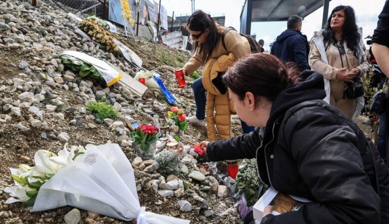 Θεσσαλονίκη: Θεία Λειτουργία στη μνήμη των θυμάτων των Τεμπών – Συμμετείχαν φοιτητές και οικογένειες