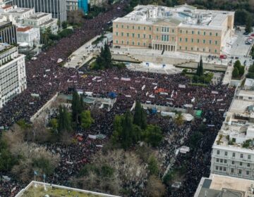 Ογκώδη συλλαλητήρια σε ολόκληρη την Ελλάδα για τα δύο χρόνια από το τραγικό δυστύχημα των Τεμπών – Συγκλονιστικές εικόνες