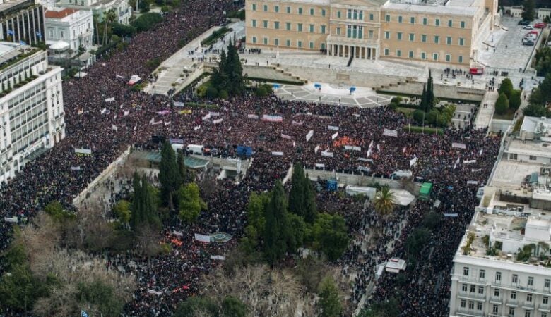 Ογκώδη συλλαλητήρια σε ολόκληρη την Ελλάδα για τα δύο χρόνια από το τραγικό δυστύχημα των Τεμπών – Συγκλονιστικές εικόνες