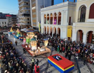 Με την μεγάλη παρέλαση και την τελετή λήξης κορυφώνονται οι εκδηλώσεις του πατρινού καρναβαλιού