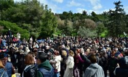 «Βούλιαξε» ο λόφος Φιλοπάππου από τους Αθηναίους για τα Κούλουμα – Χαρταετοί γέμισαν τον αττικό ουρανό