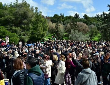 «Βούλιαξε» ο λόφος Φιλοπάππου από τους Αθηναίους για τα Κούλουμα – Χαρταετοί γέμισαν τον αττικό ουρανό
