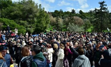 «Βούλιαξε» ο λόφος Φιλοπάππου από τους Αθηναίους για τα Κούλουμα – Χαρταετοί γέμισαν τον αττικό ουρανό